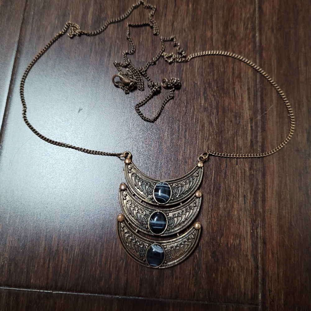 Elegant Bronze and Black Pendant Necklace